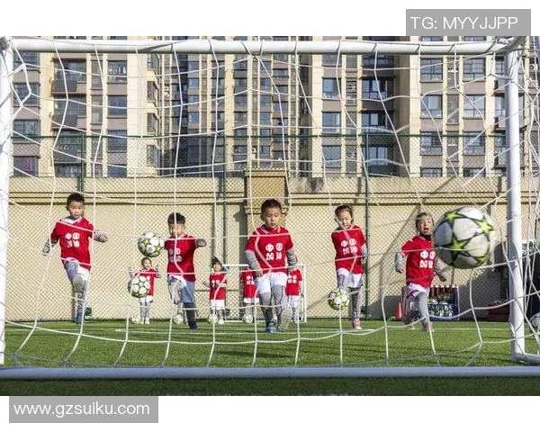 足球明星与孩子们的幸福生活揭秘:他们如何平衡事业与家庭